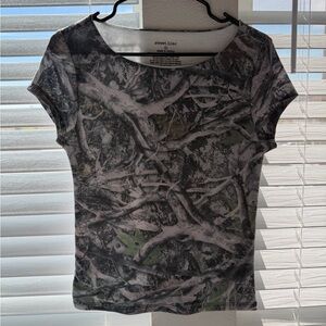 Women's Gray Camo Short-Sleeve Top 🤎